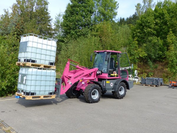 Hoflader / Radlader Ferrum DM416 x4 mit besonderer Farbe Pink RAL4010 und mit 1720kg auf der Palettengabel 1024px