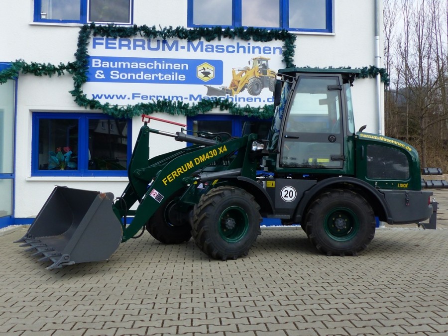 Radlader 3,0 t Hubkraft FERRUM DM430 x4 DLZ - über 3.000kg Hubkraft in moosgrün RAL6005 Mulda