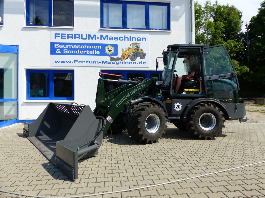 Radlader 3,0 t Hubkraft FERRUM DM430 x4 DLZ - über 3.000kg Hubkraft in tannengrün MU Modell "Klima-aktivisten-schaber 3000"