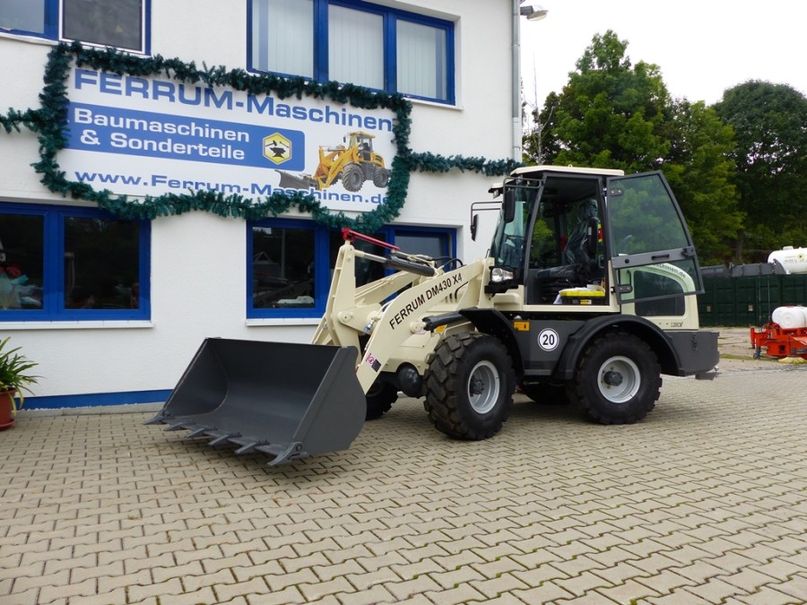 Radlader 3,0 t Hubkraft FERRUM DM430 x4 DLZ - über 3.000kg Hubkraft in weiß Mulda